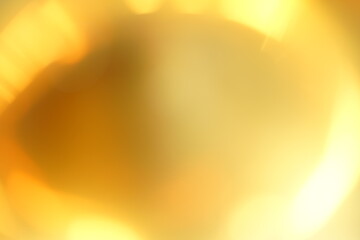 Fototapeta premium Topf aus leuchtendem sonnigen Gold am Ende des Regenbogens