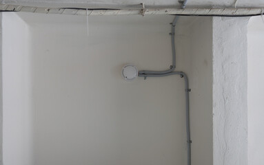 Installation of a fire alarm system using a fire smoke detector on the ceiling.