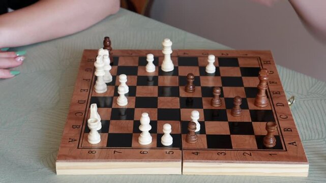 jogando xadrez com tabuleiro 