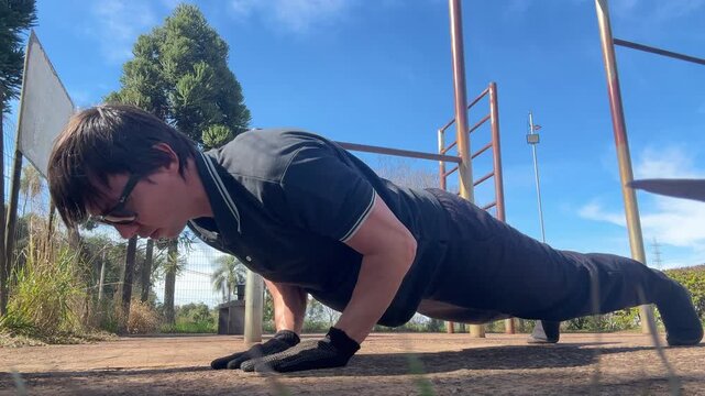 homem faz exerc&iacute;cios fis&iacute;cos ao ar livre 