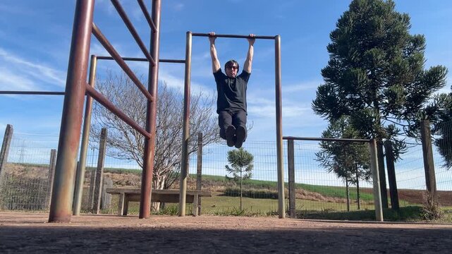 homem faz exerc&iacute;cios fis&iacute;cos ao ar livre 