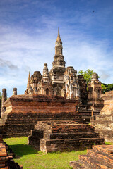 Obraz premium Vertical view of the ruins of Wat Mahathat temple in Sukhothai Historical Park, Thailand