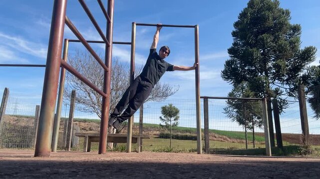 homem faz exerc&iacute;cios fis&iacute;cos ao ar livre 