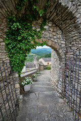 Obraz premium view thrue an arch in italy