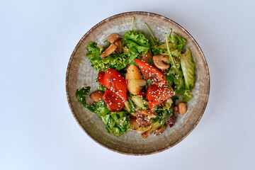 Vibrant Salad with Fresh Greens, Colorful Bell Peppers, and Savory Mushrooms Garnished with Sesame Seeds for a Healthy Meal