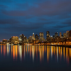 Obraz premium A breathtaking photograph of a city skyline from a lake