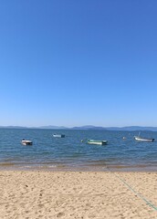 Bela imagem de barcos no mar