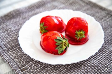 Strawberry of Love, a sweet treat that went viral in 2025, made with fresh strawberries, white brigadeiro, and topped with crunchy crystallized caramel, reminiscent of the candy apple. An original Bra