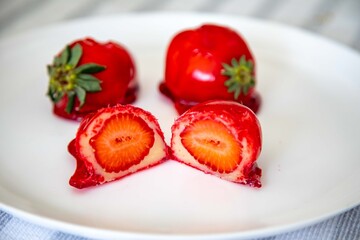 Strawberry of Love, a sweet treat that went viral in 2025, made with fresh strawberries, white brigadeiro, and topped with crunchy crystallized caramel, reminiscent of the candy apple. An original Bra