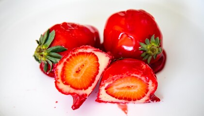 Strawberry of Love, a sweet treat that went viral in 2025, made with fresh strawberries, white brigadeiro, and topped with crunchy crystallized caramel, reminiscent of the candy apple. An original Bra