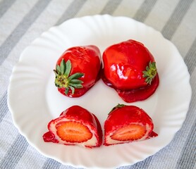 Strawberry of Love, a sweet treat that went viral in 2025, made with fresh strawberries, white brigadeiro, and topped with crunchy crystallized caramel, reminiscent of the candy apple. An original Bra