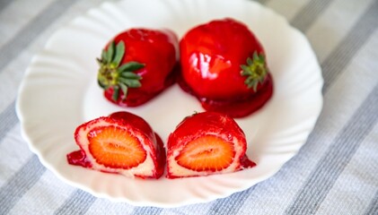 Strawberry of Love, a sweet treat that went viral in 2025, made with fresh strawberries, white brigadeiro, and topped with crunchy crystallized caramel, reminiscent of the candy apple. An original Bra