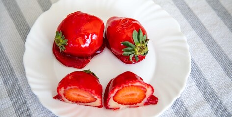 Strawberry of Love, a sweet treat that went viral in 2025, made with fresh strawberries, white brigadeiro, and topped with crunchy crystallized caramel, reminiscent of the candy apple. An original Bra