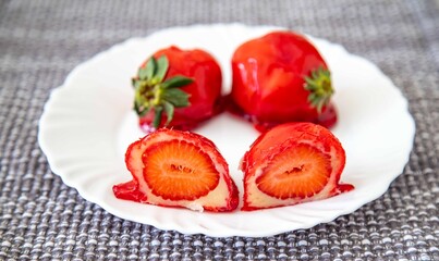 Strawberry of Love, a sweet treat that went viral in 2025, made with fresh strawberries, white brigadeiro, and topped with crunchy crystallized caramel, reminiscent of the candy apple. An original Bra
