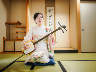 着物で三味線を演奏する女性