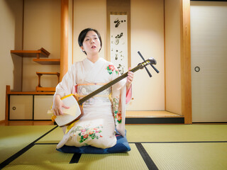 着物で三味線を演奏する女性