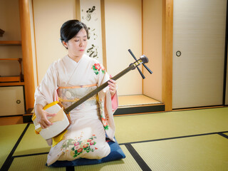着物で三味線を演奏する女性