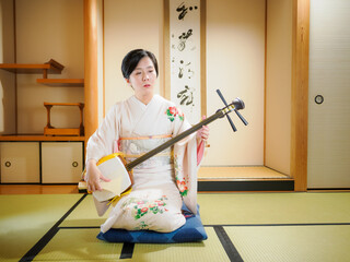 着物で三味線を演奏する女性
