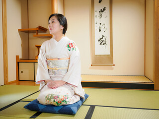 微笑む着物の女性