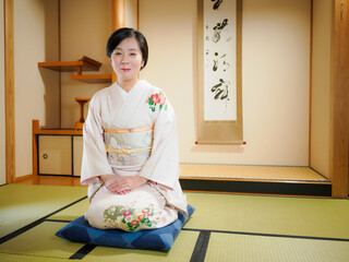 微笑む着物の女性