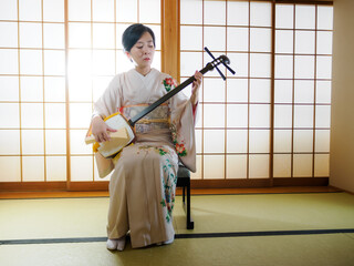 三味線を演奏する女性