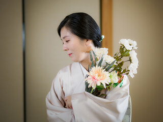 花と着物の女性