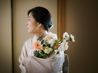 花と着物の女性