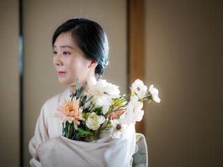 花と着物の女性