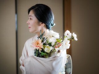 花と着物の女性