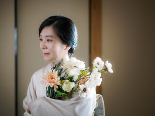花と着物の女性