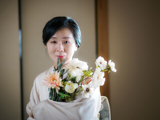 花と着物の女性