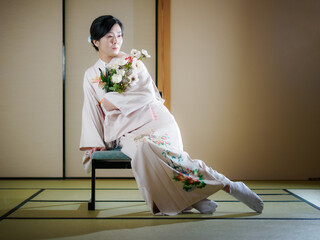 花と着物の女性