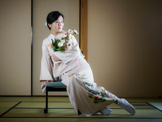 花と着物の女性