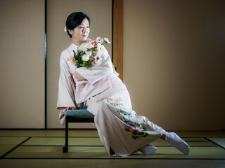 花と着物の女性