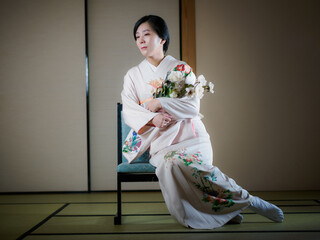 花と着物の女性
