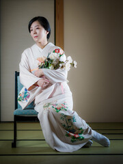 花と着物の女性