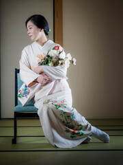 花と着物の女性