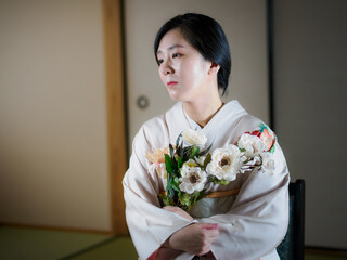 花と着物の女性