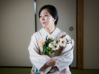 花と着物の女性