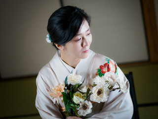 花と着物の女性