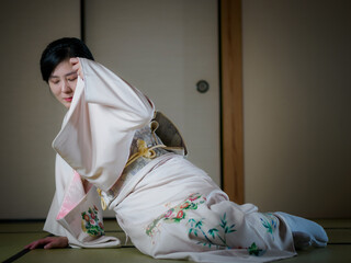 打ちひしがれる着物の女性