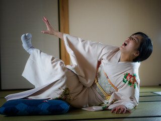 足が痺れた着物の女性