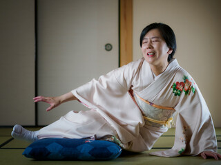 足が痺れた着物の女性