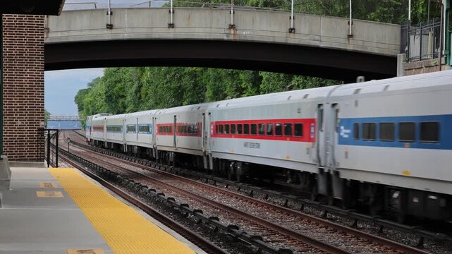 train arriving in hastings on hudson new york westchester north (commuter suburb rail railroad) metro stop platform