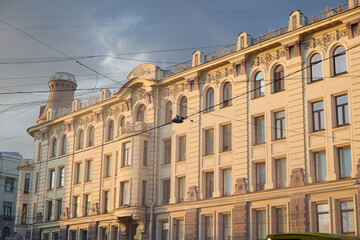 Fototapeta premium Captivating Historic Building Facade Illuminated in Soft, Warm Evening Light and Shadows