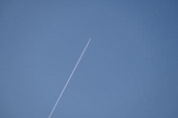 Avion trainée fumée contrail ciel bleu