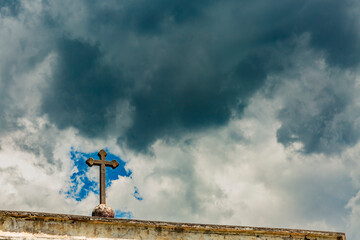 Cruz antigua frente a tormenta