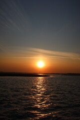 Fototapeta premium Bright sunset on the bay and ocean 