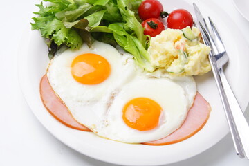 ハムエッグ朝食