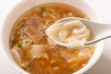 カップラーメン　喜多方ラーメン　ワンタンメン